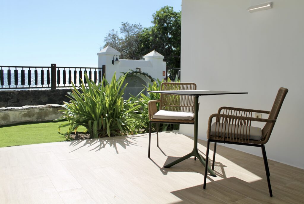 Hver bungalows har en privat balkong med sittegruppe