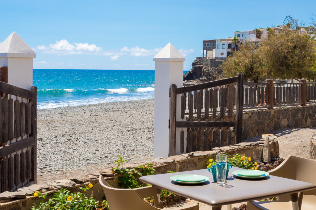Strandutsikt fra en beach front bungalow, kun et steinkast fra vannkanten på Makāi Bungalows