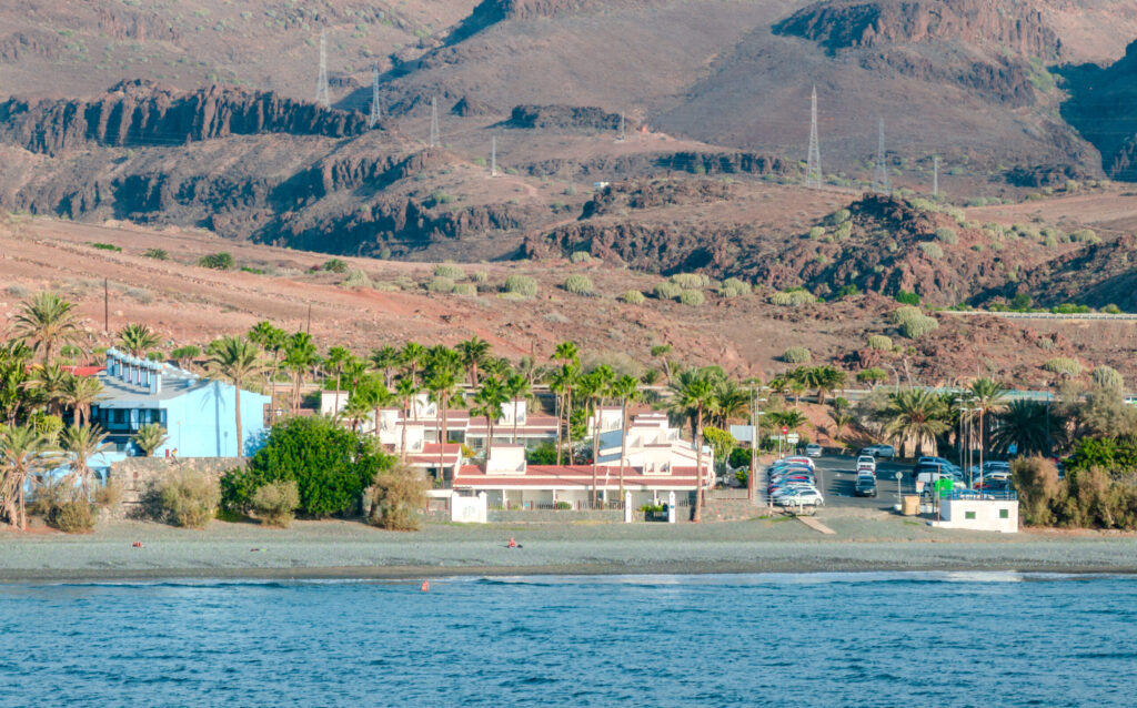Dronebilde av Makāi Bungalows på Gran Canaria, omgitt av fjell og nær havet