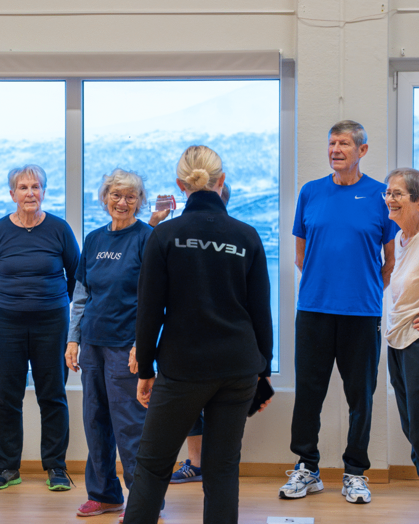 Gruppetreninger i gymsal, apparatsal og basseng.